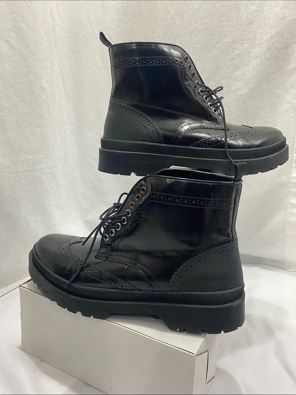 Men's Black Leather Chukka Boots with Lace-Up Brogue Detailing